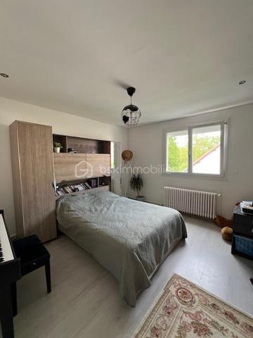 Implantée dans Gisors, à cinq minutes des commerces, des établissements scolaires et de la gare, cette maison familiale de 135 m² bénéficie d'une situation rare : un terrain clos de 602 m² en bordure directe de l'Epte, avec une vue sur la rivière et un cadre verdoyant calme et préservé.

Rez-de-chaussée : L'entrée ouvre sur un séjour lumineux prolongé par un balcon avec vue directe sur le jardin — une continuité intérieur-extérieur particulièrement agréable aux beaux jours. La cuisine, aménagée et équipée, complète l'espace de vie. Deux chambres, une salle d'eau et un WC indépendant avec lave-mains complètent ce niveau, permettant d'envisager une organisation de plain-pied si nécessaire.

À l'étage : L'étage accueille deux chambres supplémentaires, une salle de bains et un WC indépendant. Il comprend également un espace modulable à aménager selon les besoins : bureau, chambre d'amis, salle de jeux ou espace de rangement. La maison compte ainsi quatre chambres au total, bien réparties entre les deux niveaux de vie.

Sous-sol total : Le sous-sol entièrement aménagé constitue l'un des atouts majeurs du bien. Il comprend un garage, une buanderie, une cave et un atelier. S'y ajoute un bureau chauffé, séparé des pièces de vie et parfaitement configuré pour le télétravail : un espace silencieux, fonctionnel et autonome.

Extérieur : Le terrain clos de 602 m², en bordure de l'Epte, offre un espace extérieur généreux, verdoyant et préservé. Le balcon au rez-de-chaussée prolonge naturellement l'intérieur vers le jardin. Un cadre calme, adapté à la vie en famille comme aux moments de détente en plein air.

Environnement et accès : Gisors, sous-préfecture de l'Eure (27), réunit commerces, écoles et gare en centre-ville, l'ensemble accessible en cinq minutes depuis la maison. La commune bénéficie par ailleurs de la proximité de l'Île-de-France, ce qui en fait un point d'ancrage apprécié des actifs souhaitant conjuguer cadre normand et connexions vers Paris.

Maison familiale lumineuse en bordure de l'Epte, avec sous-sol total et bureau chauffé — à cinq minutes du cœur de Gisors.