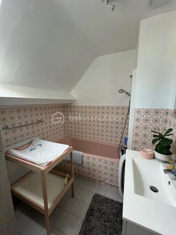 Implantée dans Gisors, à cinq minutes des commerces, des établissements scolaires et de la gare, cette maison familiale de 135 m² bénéficie d'une situation rare : un terrain clos de 602 m² en bordure directe de l'Epte, avec une vue sur la rivière et un cadre verdoyant calme et préservé.

Rez-de-chaussée : L'entrée ouvre sur un séjour lumineux prolongé par un balcon avec vue directe sur le jardin — une continuité intérieur-extérieur particulièrement agréable aux beaux jours. La cuisine, aménagée et équipée, complète l'espace de vie. Deux chambres, une salle d'eau et un WC indépendant avec lave-mains complètent ce niveau, permettant d'envisager une organisation de plain-pied si nécessaire.

À l'étage : L'étage accueille deux chambres supplémentaires, une salle de bains et un WC indépendant. Il comprend également un espace modulable à aménager selon les besoins : bureau, chambre d'amis, salle de jeux ou espace de rangement. La maison compte ainsi quatre chambres au total, bien réparties entre les deux niveaux de vie.

Sous-sol total : Le sous-sol entièrement aménagé constitue l'un des atouts majeurs du bien. Il comprend un garage, une buanderie, une cave et un atelier. S'y ajoute un bureau chauffé, séparé des pièces de vie et parfaitement configuré pour le télétravail : un espace silencieux, fonctionnel et autonome.

Extérieur : Le terrain clos de 602 m², en bordure de l'Epte, offre un espace extérieur généreux, verdoyant et préservé. Le balcon au rez-de-chaussée prolonge naturellement l'intérieur vers le jardin. Un cadre calme, adapté à la vie en famille comme aux moments de détente en plein air.

Environnement et accès : Gisors, sous-préfecture de l'Eure (27), réunit commerces, écoles et gare en centre-ville, l'ensemble accessible en cinq minutes depuis la maison. La commune bénéficie par ailleurs de la proximité de l'Île-de-France, ce qui en fait un point d'ancrage apprécié des actifs souhaitant conjuguer cadre normand et connexions vers Paris.

Maison familiale lumineuse en bordure de l'Epte, avec sous-sol total et bureau chauffé — à cinq minutes du cœur de Gisors.