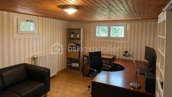 Implantée dans Gisors, à cinq minutes des commerces, des établissements scolaires et de la gare, cette maison familiale de 135 m² bénéficie d'une situation rare : un terrain clos de 602 m² en bordure directe de l'Epte, avec une vue sur la rivière et un cadre verdoyant calme et préservé.

Rez-de-chaussée : L'entrée ouvre sur un séjour lumineux prolongé par un balcon avec vue directe sur le jardin — une continuité intérieur-extérieur particulièrement agréable aux beaux jours. La cuisine, aménagée et équipée, complète l'espace de vie. Deux chambres, une salle d'eau et un WC indépendant avec lave-mains complètent ce niveau, permettant d'envisager une organisation de plain-pied si nécessaire.

À l'étage : L'étage accueille deux chambres supplémentaires, une salle de bains et un WC indépendant. Il comprend également un espace modulable à aménager selon les besoins : bureau, chambre d'amis, salle de jeux ou espace de rangement. La maison compte ainsi quatre chambres au total, bien réparties entre les deux niveaux de vie.

Sous-sol total : Le sous-sol entièrement aménagé constitue l'un des atouts majeurs du bien. Il comprend un garage, une buanderie, une cave et un atelier. S'y ajoute un bureau chauffé, séparé des pièces de vie et parfaitement configuré pour le télétravail : un espace silencieux, fonctionnel et autonome.

Extérieur : Le terrain clos de 602 m², en bordure de l'Epte, offre un espace extérieur généreux, verdoyant et préservé. Le balcon au rez-de-chaussée prolonge naturellement l'intérieur vers le jardin. Un cadre calme, adapté à la vie en famille comme aux moments de détente en plein air.

Environnement et accès : Gisors, sous-préfecture de l'Eure (27), réunit commerces, écoles et gare en centre-ville, l'ensemble accessible en cinq minutes depuis la maison. La commune bénéficie par ailleurs de la proximité de l'Île-de-France, ce qui en fait un point d'ancrage apprécié des actifs souhaitant conjuguer cadre normand et connexions vers Paris.

Maison familiale lumineuse en bordure de l'Epte, avec sous-sol total et bureau chauffé — à cinq minutes du cœur de Gisors.