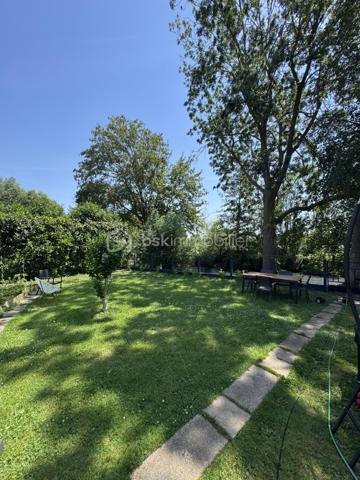 Implantée dans Gisors, à cinq minutes des commerces, des établissements scolaires et de la gare, cette maison familiale de 135 m² bénéficie d'une situation rare : un terrain clos de 602 m² en bordure directe de l'Epte, avec une vue sur la rivière et un cadre verdoyant calme et préservé.

Rez-de-chaussée : L'entrée ouvre sur un séjour lumineux prolongé par un balcon avec vue directe sur le jardin — une continuité intérieur-extérieur particulièrement agréable aux beaux jours. La cuisine, aménagée et équipée, complète l'espace de vie. Deux chambres, une salle d'eau et un WC indépendant avec lave-mains complètent ce niveau, permettant d'envisager une organisation de plain-pied si nécessaire.

À l'étage : L'étage accueille deux chambres supplémentaires, une salle de bains et un WC indépendant. Il comprend également un espace modulable à aménager selon les besoins : bureau, chambre d'amis, salle de jeux ou espace de rangement. La maison compte ainsi quatre chambres au total, bien réparties entre les deux niveaux de vie.

Sous-sol total : Le sous-sol entièrement aménagé constitue l'un des atouts majeurs du bien. Il comprend un garage, une buanderie, une cave et un atelier. S'y ajoute un bureau chauffé, séparé des pièces de vie et parfaitement configuré pour le télétravail : un espace silencieux, fonctionnel et autonome.

Extérieur : Le terrain clos de 602 m², en bordure de l'Epte, offre un espace extérieur généreux, verdoyant et préservé. Le balcon au rez-de-chaussée prolonge naturellement l'intérieur vers le jardin. Un cadre calme, adapté à la vie en famille comme aux moments de détente en plein air.

Environnement et accès : Gisors, sous-préfecture de l'Eure (27), réunit commerces, écoles et gare en centre-ville, l'ensemble accessible en cinq minutes depuis la maison. La commune bénéficie par ailleurs de la proximité de l'Île-de-France, ce qui en fait un point d'ancrage apprécié des actifs souhaitant conjuguer cadre normand et connexions vers Paris.

Maison familiale lumineuse en bordure de l'Epte, avec sous-sol total et bureau chauffé — à cinq minutes du cœur de Gisors.