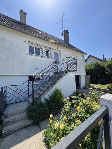 Implantée dans Gisors, à cinq minutes des commerces, des établissements scolaires et de la gare, cette maison familiale de 135 m² bénéficie d'une situation rare : un terrain clos de 602 m² en bordure directe de l'Epte, avec une vue sur la rivière et un cadre verdoyant calme et préservé.

Rez-de-chaussée : L'entrée ouvre sur un séjour lumineux prolongé par un balcon avec vue directe sur le jardin — une continuité intérieur-extérieur particulièrement agréable aux beaux jours. La cuisine, aménagée et équipée, complète l'espace de vie. Deux chambres, une salle d'eau et un WC indépendant avec lave-mains complètent ce niveau, permettant d'envisager une organisation de plain-pied si nécessaire.

À l'étage : L'étage accueille deux chambres supplémentaires, une salle de bains et un WC indépendant. Il comprend également un espace modulable à aménager selon les besoins : bureau, chambre d'amis, salle de jeux ou espace de rangement. La maison compte ainsi quatre chambres au total, bien réparties entre les deux niveaux de vie.

Sous-sol total : Le sous-sol entièrement aménagé constitue l'un des atouts majeurs du bien. Il comprend un garage, une buanderie, une cave et un atelier. S'y ajoute un bureau chauffé, séparé des pièces de vie et parfaitement configuré pour le télétravail : un espace silencieux, fonctionnel et autonome.

Extérieur : Le terrain clos de 602 m², en bordure de l'Epte, offre un espace extérieur généreux, verdoyant et préservé. Le balcon au rez-de-chaussée prolonge naturellement l'intérieur vers le jardin. Un cadre calme, adapté à la vie en famille comme aux moments de détente en plein air.

Environnement et accès : Gisors, sous-préfecture de l'Eure (27), réunit commerces, écoles et gare en centre-ville, l'ensemble accessible en cinq minutes depuis la maison. La commune bénéficie par ailleurs de la proximité de l'Île-de-France, ce qui en fait un point d'ancrage apprécié des actifs souhaitant conjuguer cadre normand et connexions vers Paris.

Maison familiale lumineuse en bordure de l'Epte, avec sous-sol total et bureau chauffé — à cinq minutes du cœur de Gisors.