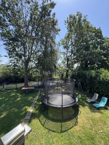 Implantée dans Gisors, à cinq minutes des commerces, des établissements scolaires et de la gare, cette maison familiale de 135 m² bénéficie d'une situation rare : un terrain clos de 602 m² en bordure directe de l'Epte, avec une vue sur la rivière et un cadre verdoyant calme et préservé.

Rez-de-chaussée : L'entrée ouvre sur un séjour lumineux prolongé par un balcon avec vue directe sur le jardin — une continuité intérieur-extérieur particulièrement agréable aux beaux jours. La cuisine, aménagée et équipée, complète l'espace de vie. Deux chambres, une salle d'eau et un WC indépendant avec lave-mains complètent ce niveau, permettant d'envisager une organisation de plain-pied si nécessaire.

À l'étage : L'étage accueille deux chambres supplémentaires, une salle de bains et un WC indépendant. Il comprend également un espace modulable à aménager selon les besoins : bureau, chambre d'amis, salle de jeux ou espace de rangement. La maison compte ainsi quatre chambres au total, bien réparties entre les deux niveaux de vie.

Sous-sol total : Le sous-sol entièrement aménagé constitue l'un des atouts majeurs du bien. Il comprend un garage, une buanderie, une cave et un atelier. S'y ajoute un bureau chauffé, séparé des pièces de vie et parfaitement configuré pour le télétravail : un espace silencieux, fonctionnel et autonome.

Extérieur : Le terrain clos de 602 m², en bordure de l'Epte, offre un espace extérieur généreux, verdoyant et préservé. Le balcon au rez-de-chaussée prolonge naturellement l'intérieur vers le jardin. Un cadre calme, adapté à la vie en famille comme aux moments de détente en plein air.

Environnement et accès : Gisors, sous-préfecture de l'Eure (27), réunit commerces, écoles et gare en centre-ville, l'ensemble accessible en cinq minutes depuis la maison. La commune bénéficie par ailleurs de la proximité de l'Île-de-France, ce qui en fait un point d'ancrage apprécié des actifs souhaitant conjuguer cadre normand et connexions vers Paris.

Maison familiale lumineuse en bordure de l'Epte, avec sous-sol total et bureau chauffé — à cinq minutes du cœur de Gisors.