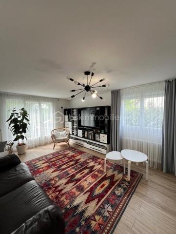 Implantée dans Gisors, à cinq minutes des commerces, des établissements scolaires et de la gare, cette maison familiale de 135 m² bénéficie d'une situation rare : un terrain clos de 602 m² en bordure directe de l'Epte, avec une vue sur la rivière et un cadre verdoyant calme et préservé.

Rez-de-chaussée : L'entrée ouvre sur un séjour lumineux prolongé par un balcon avec vue directe sur le jardin — une continuité intérieur-extérieur particulièrement agréable aux beaux jours. La cuisine, aménagée et équipée, complète l'espace de vie. Deux chambres, une salle d'eau et un WC indépendant avec lave-mains complètent ce niveau, permettant d'envisager une organisation de plain-pied si nécessaire.

À l'étage : L'étage accueille deux chambres supplémentaires, une salle de bains et un WC indépendant. Il comprend également un espace modulable à aménager selon les besoins : bureau, chambre d'amis, salle de jeux ou espace de rangement. La maison compte ainsi quatre chambres au total, bien réparties entre les deux niveaux de vie.

Sous-sol total : Le sous-sol entièrement aménagé constitue l'un des atouts majeurs du bien. Il comprend un garage, une buanderie, une cave et un atelier. S'y ajoute un bureau chauffé, séparé des pièces de vie et parfaitement configuré pour le télétravail : un espace silencieux, fonctionnel et autonome.

Extérieur : Le terrain clos de 602 m², en bordure de l'Epte, offre un espace extérieur généreux, verdoyant et préservé. Le balcon au rez-de-chaussée prolonge naturellement l'intérieur vers le jardin. Un cadre calme, adapté à la vie en famille comme aux moments de détente en plein air.

Environnement et accès : Gisors, sous-préfecture de l'Eure (27), réunit commerces, écoles et gare en centre-ville, l'ensemble accessible en cinq minutes depuis la maison. La commune bénéficie par ailleurs de la proximité de l'Île-de-France, ce qui en fait un point d'ancrage apprécié des actifs souhaitant conjuguer cadre normand et connexions vers Paris.

Maison familiale lumineuse en bordure de l'Epte, avec sous-sol total et bureau chauffé — à cinq minutes du cœur de Gisors.
