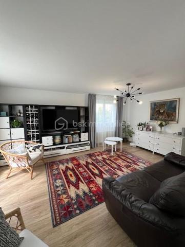 Implantée dans Gisors, à cinq minutes des commerces, des établissements scolaires et de la gare, cette maison familiale de 135 m² bénéficie d'une situation rare : un terrain clos de 602 m² en bordure directe de l'Epte, avec une vue sur la rivière et un cadre verdoyant calme et préservé.

Rez-de-chaussée : L'entrée ouvre sur un séjour lumineux prolongé par un balcon avec vue directe sur le jardin — une continuité intérieur-extérieur particulièrement agréable aux beaux jours. La cuisine, aménagée et équipée, complète l'espace de vie. Deux chambres, une salle d'eau et un WC indépendant avec lave-mains complètent ce niveau, permettant d'envisager une organisation de plain-pied si nécessaire.

À l'étage : L'étage accueille deux chambres supplémentaires, une salle de bains et un WC indépendant. Il comprend également un espace modulable à aménager selon les besoins : bureau, chambre d'amis, salle de jeux ou espace de rangement. La maison compte ainsi quatre chambres au total, bien réparties entre les deux niveaux de vie.

Sous-sol total : Le sous-sol entièrement aménagé constitue l'un des atouts majeurs du bien. Il comprend un garage, une buanderie, une cave et un atelier. S'y ajoute un bureau chauffé, séparé des pièces de vie et parfaitement configuré pour le télétravail : un espace silencieux, fonctionnel et autonome.

Extérieur : Le terrain clos de 602 m², en bordure de l'Epte, offre un espace extérieur généreux, verdoyant et préservé. Le balcon au rez-de-chaussée prolonge naturellement l'intérieur vers le jardin. Un cadre calme, adapté à la vie en famille comme aux moments de détente en plein air.

Environnement et accès : Gisors, sous-préfecture de l'Eure (27), réunit commerces, écoles et gare en centre-ville, l'ensemble accessible en cinq minutes depuis la maison. La commune bénéficie par ailleurs de la proximité de l'Île-de-France, ce qui en fait un point d'ancrage apprécié des actifs souhaitant conjuguer cadre normand et connexions vers Paris.

Maison familiale lumineuse en bordure de l'Epte, avec sous-sol total et bureau chauffé — à cinq minutes du cœur de Gisors.