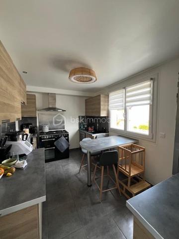 Implantée dans Gisors, à cinq minutes des commerces, des établissements scolaires et de la gare, cette maison familiale de 135 m² bénéficie d'une situation rare : un terrain clos de 602 m² en bordure directe de l'Epte, avec une vue sur la rivière et un cadre verdoyant calme et préservé.

Rez-de-chaussée : L'entrée ouvre sur un séjour lumineux prolongé par un balcon avec vue directe sur le jardin — une continuité intérieur-extérieur particulièrement agréable aux beaux jours. La cuisine, aménagée et équipée, complète l'espace de vie. Deux chambres, une salle d'eau et un WC indépendant avec lave-mains complètent ce niveau, permettant d'envisager une organisation de plain-pied si nécessaire.

À l'étage : L'étage accueille deux chambres supplémentaires, une salle de bains et un WC indépendant. Il comprend également un espace modulable à aménager selon les besoins : bureau, chambre d'amis, salle de jeux ou espace de rangement. La maison compte ainsi quatre chambres au total, bien réparties entre les deux niveaux de vie.

Sous-sol total : Le sous-sol entièrement aménagé constitue l'un des atouts majeurs du bien. Il comprend un garage, une buanderie, une cave et un atelier. S'y ajoute un bureau chauffé, séparé des pièces de vie et parfaitement configuré pour le télétravail : un espace silencieux, fonctionnel et autonome.

Extérieur : Le terrain clos de 602 m², en bordure de l'Epte, offre un espace extérieur généreux, verdoyant et préservé. Le balcon au rez-de-chaussée prolonge naturellement l'intérieur vers le jardin. Un cadre calme, adapté à la vie en famille comme aux moments de détente en plein air.

Environnement et accès : Gisors, sous-préfecture de l'Eure (27), réunit commerces, écoles et gare en centre-ville, l'ensemble accessible en cinq minutes depuis la maison. La commune bénéficie par ailleurs de la proximité de l'Île-de-France, ce qui en fait un point d'ancrage apprécié des actifs souhaitant conjuguer cadre normand et connexions vers Paris.

Maison familiale lumineuse en bordure de l'Epte, avec sous-sol total et bureau chauffé — à cinq minutes du cœur de Gisors.