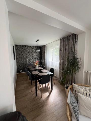 Implantée dans Gisors, à cinq minutes des commerces, des établissements scolaires et de la gare, cette maison familiale de 135 m² bénéficie d'une situation rare : un terrain clos de 602 m² en bordure directe de l'Epte, avec une vue sur la rivière et un cadre verdoyant calme et préservé.

Rez-de-chaussée : L'entrée ouvre sur un séjour lumineux prolongé par un balcon avec vue directe sur le jardin — une continuité intérieur-extérieur particulièrement agréable aux beaux jours. La cuisine, aménagée et équipée, complète l'espace de vie. Deux chambres, une salle d'eau et un WC indépendant avec lave-mains complètent ce niveau, permettant d'envisager une organisation de plain-pied si nécessaire.

À l'étage : L'étage accueille deux chambres supplémentaires, une salle de bains et un WC indépendant. Il comprend également un espace modulable à aménager selon les besoins : bureau, chambre d'amis, salle de jeux ou espace de rangement. La maison compte ainsi quatre chambres au total, bien réparties entre les deux niveaux de vie.

Sous-sol total : Le sous-sol entièrement aménagé constitue l'un des atouts majeurs du bien. Il comprend un garage, une buanderie, une cave et un atelier. S'y ajoute un bureau chauffé, séparé des pièces de vie et parfaitement configuré pour le télétravail : un espace silencieux, fonctionnel et autonome.

Extérieur : Le terrain clos de 602 m², en bordure de l'Epte, offre un espace extérieur généreux, verdoyant et préservé. Le balcon au rez-de-chaussée prolonge naturellement l'intérieur vers le jardin. Un cadre calme, adapté à la vie en famille comme aux moments de détente en plein air.

Environnement et accès : Gisors, sous-préfecture de l'Eure (27), réunit commerces, écoles et gare en centre-ville, l'ensemble accessible en cinq minutes depuis la maison. La commune bénéficie par ailleurs de la proximité de l'Île-de-France, ce qui en fait un point d'ancrage apprécié des actifs souhaitant conjuguer cadre normand et connexions vers Paris.

Maison familiale lumineuse en bordure de l'Epte, avec sous-sol total et bureau chauffé — à cinq minutes du cœur de Gisors.