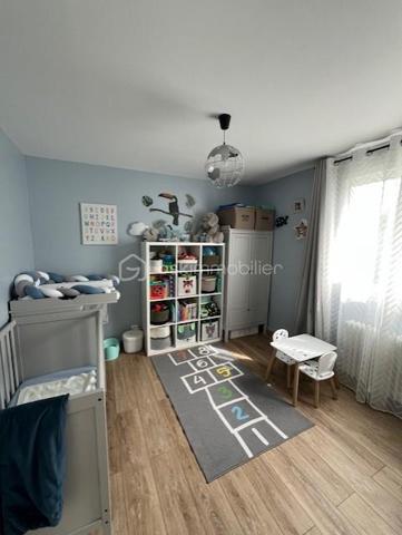 Implantée dans Gisors, à cinq minutes des commerces, des établissements scolaires et de la gare, cette maison familiale de 135 m² bénéficie d'une situation rare : un terrain clos de 602 m² en bordure directe de l'Epte, avec une vue sur la rivière et un cadre verdoyant calme et préservé.

Rez-de-chaussée : L'entrée ouvre sur un séjour lumineux prolongé par un balcon avec vue directe sur le jardin — une continuité intérieur-extérieur particulièrement agréable aux beaux jours. La cuisine, aménagée et équipée, complète l'espace de vie. Deux chambres, une salle d'eau et un WC indépendant avec lave-mains complètent ce niveau, permettant d'envisager une organisation de plain-pied si nécessaire.

À l'étage : L'étage accueille deux chambres supplémentaires, une salle de bains et un WC indépendant. Il comprend également un espace modulable à aménager selon les besoins : bureau, chambre d'amis, salle de jeux ou espace de rangement. La maison compte ainsi quatre chambres au total, bien réparties entre les deux niveaux de vie.

Sous-sol total : Le sous-sol entièrement aménagé constitue l'un des atouts majeurs du bien. Il comprend un garage, une buanderie, une cave et un atelier. S'y ajoute un bureau chauffé, séparé des pièces de vie et parfaitement configuré pour le télétravail : un espace silencieux, fonctionnel et autonome.

Extérieur : Le terrain clos de 602 m², en bordure de l'Epte, offre un espace extérieur généreux, verdoyant et préservé. Le balcon au rez-de-chaussée prolonge naturellement l'intérieur vers le jardin. Un cadre calme, adapté à la vie en famille comme aux moments de détente en plein air.

Environnement et accès : Gisors, sous-préfecture de l'Eure (27), réunit commerces, écoles et gare en centre-ville, l'ensemble accessible en cinq minutes depuis la maison. La commune bénéficie par ailleurs de la proximité de l'Île-de-France, ce qui en fait un point d'ancrage apprécié des actifs souhaitant conjuguer cadre normand et connexions vers Paris.

Maison familiale lumineuse en bordure de l'Epte, avec sous-sol total et bureau chauffé — à cinq minutes du cœur de Gisors.