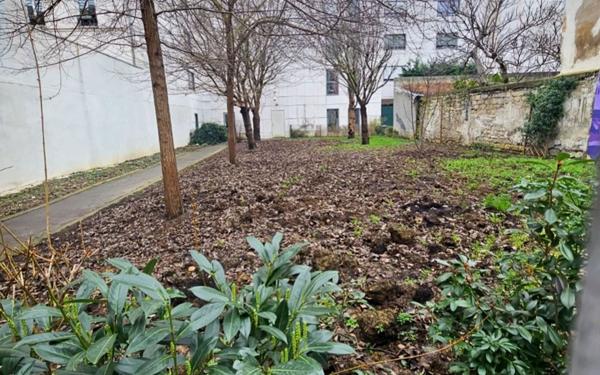 Immeuble à vendre    1 pièce • 350 m2 Paris 20