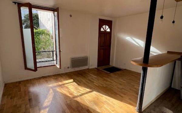 Immeuble à vendre    1 pièce • 350 m2 Paris 20