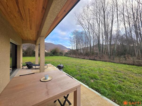 Maison moderne de plain-pied 2025 avec jardin