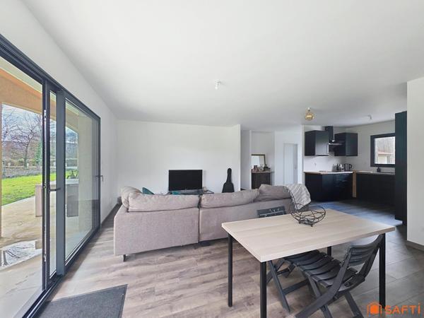 Maison moderne de plain-pied 2025 avec jardin