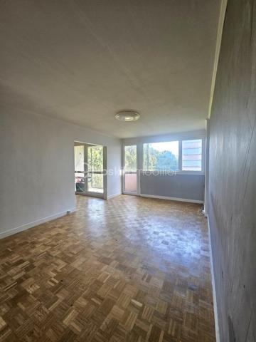 Idéalement situé, bel environnement.
Au 1er étage sur 4.
L' appartement bénéficie d'une luminosité exceptionnelle (exposition SUD) et se compose d'une entrée avec cellier fermé, une cuisine avec grandes fenêtres, une salle à manger spacieuse, un salon (pouvant être transormé en 3ème chambre), deux chambres dont une avec dressing, une salle d'eau avec double vasque et des WC indépendants.
Fonctionnelle et agréable, Il offre de belles surfaces et dispose également de volets roulants électriques centralisés et une place de parking privative.
Il se trouve idéalement situé à moins de 5 min à pieds du centre ville, des écoles (maternelle, primaire et collèges) et de la gare, qui accueillera prochainement le RER E.
Belle opportunité, idéal famille.
Coproriété de 261 lits.
Charges annuelles 3700 euros.