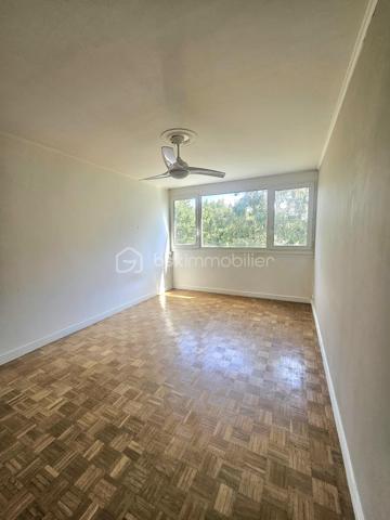 Idéalement situé, bel environnement.
Au 1er étage sur 4.
L' appartement bénéficie d'une luminosité exceptionnelle (exposition SUD) et se compose d'une entrée avec cellier fermé, une cuisine avec grandes fenêtres, une salle à manger spacieuse, un salon (pouvant être transormé en 3ème chambre), deux chambres dont une avec dressing, une salle d'eau avec double vasque et des WC indépendants.
Fonctionnelle et agréable, Il offre de belles surfaces et dispose également de volets roulants électriques centralisés et une place de parking privative.
Il se trouve idéalement situé à moins de 5 min à pieds du centre ville, des écoles (maternelle, primaire et collèges) et de la gare, qui accueillera prochainement le RER E.
Belle opportunité, idéal famille.
Coproriété de 261 lits.
Charges annuelles 3700 euros.