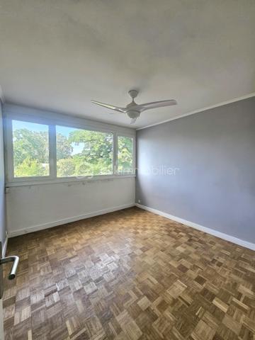 Idéalement situé, bel environnement.
Au 1er étage sur 4.
L' appartement bénéficie d'une luminosité exceptionnelle (exposition SUD) et se compose d'une entrée avec cellier fermé, une cuisine avec grandes fenêtres, une salle à manger spacieuse, un salon (pouvant être transormé en 3ème chambre), deux chambres dont une avec dressing, une salle d'eau avec double vasque et des WC indépendants.
Fonctionnelle et agréable, Il offre de belles surfaces et dispose également de volets roulants électriques centralisés et une place de parking privative.
Il se trouve idéalement situé à moins de 5 min à pieds du centre ville, des écoles (maternelle, primaire et collèges) et de la gare, qui accueillera prochainement le RER E.
Belle opportunité, idéal famille.
Coproriété de 261 lits.
Charges annuelles 3700 euros.