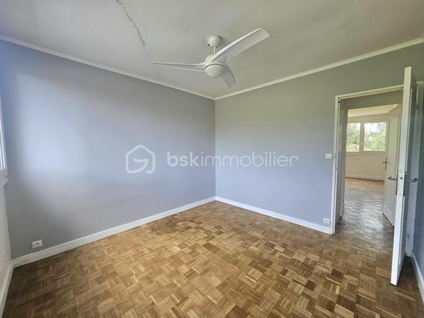 Idéalement situé, bel environnement.
Au 1er étage sur 4.
L' appartement bénéficie d'une luminosité exceptionnelle (exposition SUD) et se compose d'une entrée avec cellier fermé, une cuisine avec grandes fenêtres, une salle à manger spacieuse, un salon (pouvant être transormé en 3ème chambre), deux chambres dont une avec dressing, une salle d'eau avec double vasque et des WC indépendants.
Fonctionnelle et agréable, Il offre de belles surfaces et dispose également de volets roulants électriques centralisés et une place de parking privative.
Il se trouve idéalement situé à moins de 5 min à pieds du centre ville, des écoles (maternelle, primaire et collèges) et de la gare, qui accueillera prochainement le RER E.
Belle opportunité, idéal famille.
Coproriété de 261 lits.
Charges annuelles 3700 euros.