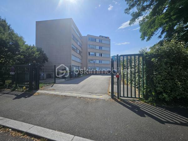 Idéalement situé, bel environnement.
Au 1er étage sur 4.
L' appartement bénéficie d'une luminosité exceptionnelle (exposition SUD) et se compose d'une entrée avec cellier fermé, une cuisine avec grandes fenêtres, une salle à manger spacieuse, un salon (pouvant être transormé en 3ème chambre), deux chambres dont une avec dressing, une salle d'eau avec double vasque et des WC indépendants.
Fonctionnelle et agréable, Il offre de belles surfaces et dispose également de volets roulants électriques centralisés et une place de parking privative.
Il se trouve idéalement situé à moins de 5 min à pieds du centre ville, des écoles (maternelle, primaire et collèges) et de la gare, qui accueillera prochainement le RER E.
Belle opportunité, idéal famille.
Coproriété de 261 lits.
Charges annuelles 3700 euros.