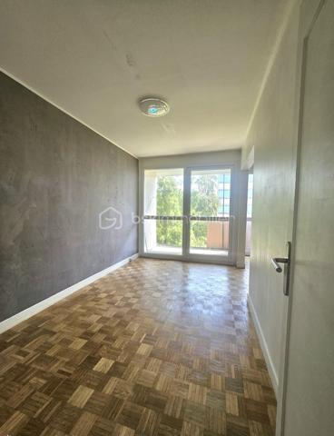 Idéalement situé, bel environnement.
Au 1er étage sur 4.
L' appartement bénéficie d'une luminosité exceptionnelle (exposition SUD) et se compose d'une entrée avec cellier fermé, une cuisine avec grandes fenêtres, une salle à manger spacieuse, un salon (pouvant être transormé en 3ème chambre), deux chambres dont une avec dressing, une salle d'eau avec double vasque et des WC indépendants.
Fonctionnelle et agréable, Il offre de belles surfaces et dispose également de volets roulants électriques centralisés et une place de parking privative.
Il se trouve idéalement situé à moins de 5 min à pieds du centre ville, des écoles (maternelle, primaire et collèges) et de la gare, qui accueillera prochainement le RER E.
Belle opportunité, idéal famille.
Coproriété de 261 lits.
Charges annuelles 3700 euros.