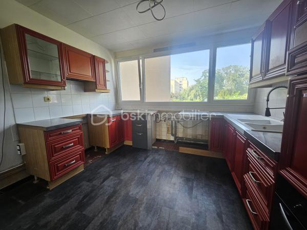 Idéalement situé, bel environnement.
Au 1er étage sur 4.
L' appartement bénéficie d'une luminosité exceptionnelle (exposition SUD) et se compose d'une entrée avec cellier fermé, une cuisine avec grandes fenêtres, une salle à manger spacieuse, un salon (pouvant être transormé en 3ème chambre), deux chambres dont une avec dressing, une salle d'eau avec double vasque et des WC indépendants.
Fonctionnelle et agréable, Il offre de belles surfaces et dispose également de volets roulants électriques centralisés et une place de parking privative.
Il se trouve idéalement situé à moins de 5 min à pieds du centre ville, des écoles (maternelle, primaire et collèges) et de la gare, qui accueillera prochainement le RER E.
Belle opportunité, idéal famille.
Coproriété de 261 lits.
Charges annuelles 3700 euros.