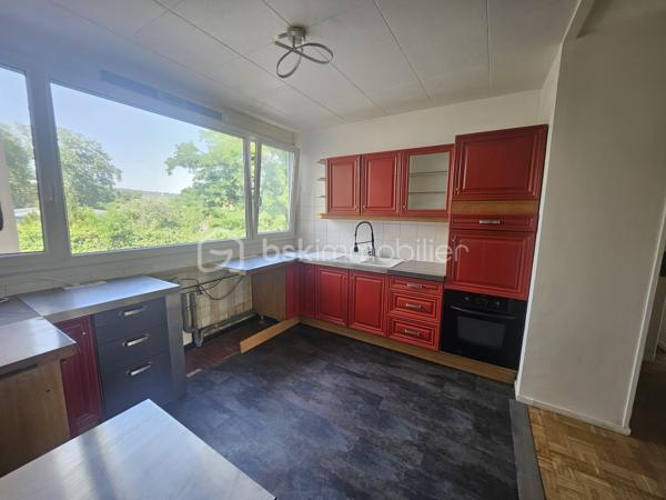 Idéalement situé, bel environnement.
Au 1er étage sur 4.
L' appartement bénéficie d'une luminosité exceptionnelle (exposition SUD) et se compose d'une entrée avec cellier fermé, une cuisine avec grandes fenêtres, une salle à manger spacieuse, un salon (pouvant être transormé en 3ème chambre), deux chambres dont une avec dressing, une salle d'eau avec double vasque et des WC indépendants.
Fonctionnelle et agréable, Il offre de belles surfaces et dispose également de volets roulants électriques centralisés et une place de parking privative.
Il se trouve idéalement situé à moins de 5 min à pieds du centre ville, des écoles (maternelle, primaire et collèges) et de la gare, qui accueillera prochainement le RER E.
Belle opportunité, idéal famille.
Coproriété de 261 lits.
Charges annuelles 3700 euros.