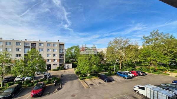 Appartement  4 pièces  bon état  67 m2  loggia  L'Epi d'Or à Saint Cyr L Ecole