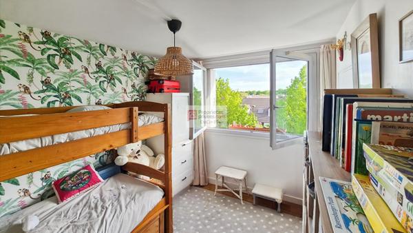 Appartement  4 pièces  bon état  67 m2  loggia  L'Epi d'Or à Saint Cyr L Ecole