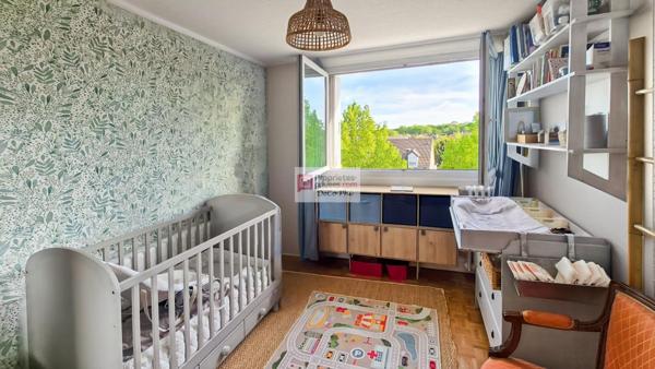 Appartement  4 pièces  bon état  67 m2  loggia  L'Epi d'Or à Saint Cyr L Ecole