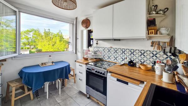 Appartement  4 pièces  bon état  67 m2  loggia  L'Epi d'Or à Saint Cyr L Ecole