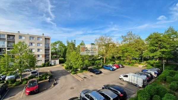 Appartement  4 pièces  bon état  67 m2  loggia  L'Epi d'Or à Saint Cyr L Ecole