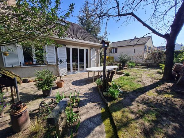 Maison  6 pièces 4 chambres environ 148.44 m2