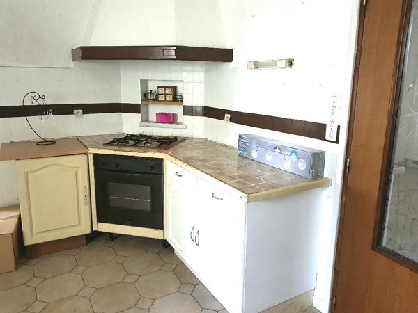 Le Croisty centre ville Maison de 120 m2 - 3 chambres pouvant etre également un commerce  -  Jardiné 30 m2 - Prix 98.000