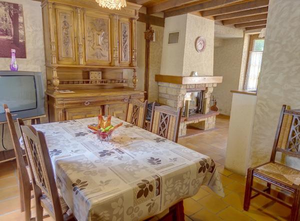 Ensemble immobilier de caractère avec habitation, garage, ateliers, bucher et bucolique jardin clos de 400 M2