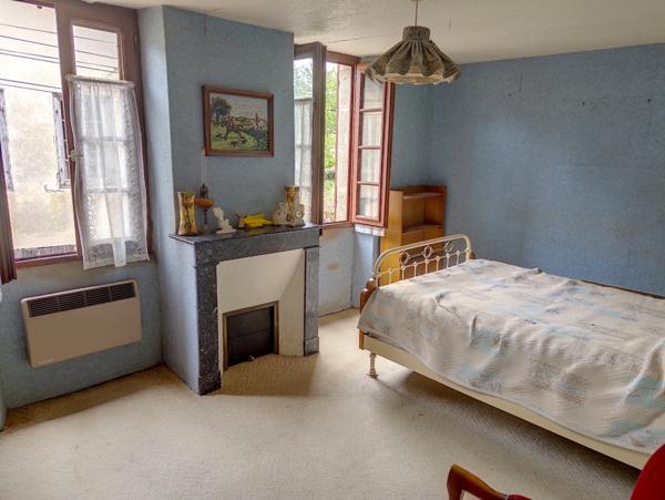 Ensemble immobilier de caractère avec habitation, garage, ateliers, bucher et bucolique jardin clos de 400 M2