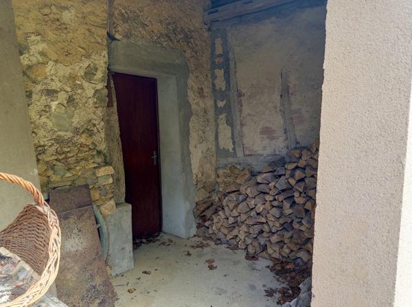 Ensemble immobilier de caractère avec habitation, garage, ateliers, bucher et bucolique jardin clos de 400 M2