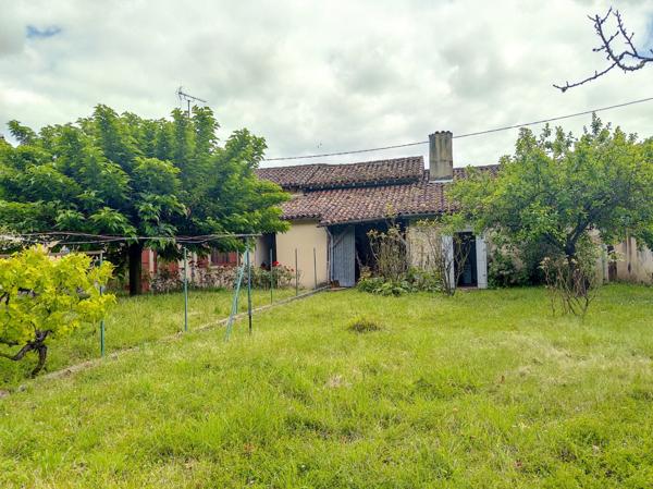 Ensemble immobilier de caractère avec habitation, garage, ateliers, bucher et bucolique jardin clos de 400 M2