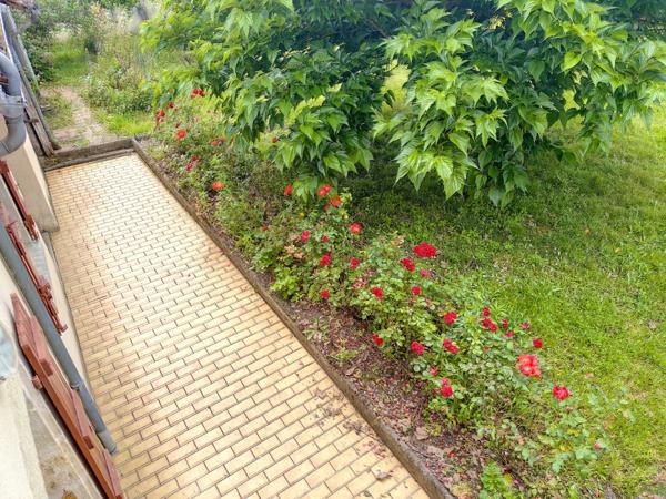 Ensemble immobilier de caractère avec habitation, garage, ateliers, bucher et bucolique jardin clos de 400 M2