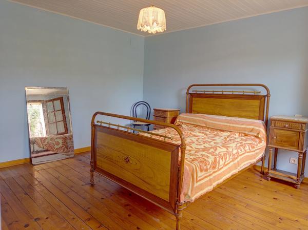 Ensemble immobilier de caractère avec habitation, garage, ateliers, bucher et bucolique jardin clos de 400 M2