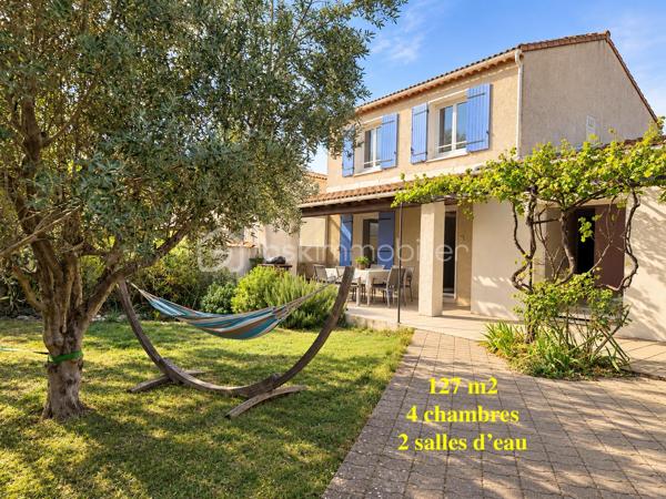 À Morières-lès-Avignon, à proximité immédiate d'Avignon, découvrez cette maison familiale de 127m2 habitables, implantée sur une parcelle de 436 m².

La maison offre des volumes agréables et une distribution adaptée à la vie de famille:
- Au rez-de-chaussée, les espaces de vie s'organisent autour d'un salon et d'une salle à manger ouverts sur l'extérieur, permettant de profiter facilement de la terrasse et du jardin. La  cuisine est indépendante. Une chambre parentale avec salle d'eau privative offre un accès direct au jardin. WC séparés.
- À l'étage, l'espace nuit comprend 3 chambres, ainsi qu'une salle de bains avec WC. Les chambres sont lumineuses, sans vis à vis, et le sol est en parquet bois, apportant chaleur et caractère à l'ensemble.

À l'extérieur, la maison profite d'un jardin arboré, agrémenté notamment d'un bel olivier, et d'une terrasse couverte par un auvent, idéale pour les repas et les moments de détente.

Cette maison a été pensée de manière écologique et économique : fenêtres doubles vitrages, panneaux solaires photovoltaïques avec batterie virtuelle, poêle à bois avec conduits et grilles permettant de chauffer les chambres de l'étage.

La maison est aujourd'hui habitable sans travaux mais présente également un beau potentiel de modernisation : salle de bains et certains éléments de finition pourront être remis au goût du jour selon les envies de ses futurs propriétaires.

Une maison idéale pour qui recherche du calme, de l'espace, un jardin et une vraie vie dedans/dehors à Morières-lès-Avignon. 
N'hésitez pas à contacter Eléonore pour plus d'informations ou pour organiser une visite !

Professionnels de l'immobilier: Si vous accompagnez des personnes en recherche de leur futur nid douillet et pensez que cette maison pourrait leur correspondre, prenez-contact afin de travailler en partenariat inter-agence.

----------------------