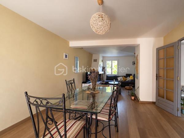 À Morières-lès-Avignon, à proximité immédiate d'Avignon, découvrez cette maison familiale de 127m2 habitables, implantée sur une parcelle de 436 m².

La maison offre des volumes agréables et une distribution adaptée à la vie de famille:
- Au rez-de-chaussée, les espaces de vie s'organisent autour d'un salon et d'une salle à manger ouverts sur l'extérieur, permettant de profiter facilement de la terrasse et du jardin. La  cuisine est indépendante. Une chambre parentale avec salle d'eau privative offre un accès direct au jardin. WC séparés.
- À l'étage, l'espace nuit comprend 3 chambres, ainsi qu'une salle de bains avec WC. Les chambres sont lumineuses, sans vis à vis, et le sol est en parquet bois, apportant chaleur et caractère à l'ensemble.

À l'extérieur, la maison profite d'un jardin arboré, agrémenté notamment d'un bel olivier, et d'une terrasse couverte par un auvent, idéale pour les repas et les moments de détente.

Cette maison a été pensée de manière écologique et économique : fenêtres doubles vitrages, panneaux solaires photovoltaïques avec batterie virtuelle, poêle à bois avec conduits et grilles permettant de chauffer les chambres de l'étage.

La maison est aujourd'hui habitable sans travaux mais présente également un beau potentiel de modernisation : salle de bains et certains éléments de finition pourront être remis au goût du jour selon les envies de ses futurs propriétaires.

Une maison idéale pour qui recherche du calme, de l'espace, un jardin et une vraie vie dedans/dehors à Morières-lès-Avignon. 
N'hésitez pas à contacter Eléonore pour plus d'informations ou pour organiser une visite !

Professionnels de l'immobilier: Si vous accompagnez des personnes en recherche de leur futur nid douillet et pensez que cette maison pourrait leur correspondre, prenez-contact afin de travailler en partenariat inter-agence.

----------------------