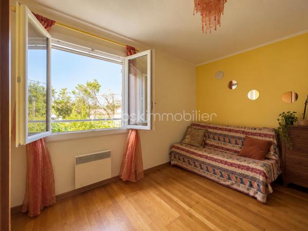 À Morières-lès-Avignon, à proximité immédiate d'Avignon, découvrez cette maison familiale de 127m2 habitables, implantée sur une parcelle de 436 m².

La maison offre des volumes agréables et une distribution adaptée à la vie de famille:
- Au rez-de-chaussée, les espaces de vie s'organisent autour d'un salon et d'une salle à manger ouverts sur l'extérieur, permettant de profiter facilement de la terrasse et du jardin. La  cuisine est indépendante. Une chambre parentale avec salle d'eau privative offre un accès direct au jardin. WC séparés.
- À l'étage, l'espace nuit comprend 3 chambres, ainsi qu'une salle de bains avec WC. Les chambres sont lumineuses, sans vis à vis, et le sol est en parquet bois, apportant chaleur et caractère à l'ensemble.

À l'extérieur, la maison profite d'un jardin arboré, agrémenté notamment d'un bel olivier, et d'une terrasse couverte par un auvent, idéale pour les repas et les moments de détente.

Cette maison a été pensée de manière écologique et économique : fenêtres doubles vitrages, panneaux solaires photovoltaïques avec batterie virtuelle, poêle à bois avec conduits et grilles permettant de chauffer les chambres de l'étage.

La maison est aujourd'hui habitable sans travaux mais présente également un beau potentiel de modernisation : salle de bains et certains éléments de finition pourront être remis au goût du jour selon les envies de ses futurs propriétaires.

Une maison idéale pour qui recherche du calme, de l'espace, un jardin et une vraie vie dedans/dehors à Morières-lès-Avignon. 
N'hésitez pas à contacter Eléonore pour plus d'informations ou pour organiser une visite !

Professionnels de l'immobilier: Si vous accompagnez des personnes en recherche de leur futur nid douillet et pensez que cette maison pourrait leur correspondre, prenez-contact afin de travailler en partenariat inter-agence.

----------------------