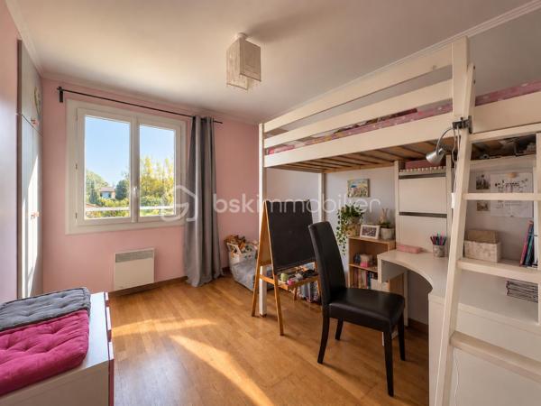 À Morières-lès-Avignon, à proximité immédiate d'Avignon, découvrez cette maison familiale de 127m2 habitables, implantée sur une parcelle de 436 m².

La maison offre des volumes agréables et une distribution adaptée à la vie de famille:
- Au rez-de-chaussée, les espaces de vie s'organisent autour d'un salon et d'une salle à manger ouverts sur l'extérieur, permettant de profiter facilement de la terrasse et du jardin. La  cuisine est indépendante. Une chambre parentale avec salle d'eau privative offre un accès direct au jardin. WC séparés.
- À l'étage, l'espace nuit comprend 3 chambres, ainsi qu'une salle de bains avec WC. Les chambres sont lumineuses, sans vis à vis, et le sol est en parquet bois, apportant chaleur et caractère à l'ensemble.

À l'extérieur, la maison profite d'un jardin arboré, agrémenté notamment d'un bel olivier, et d'une terrasse couverte par un auvent, idéale pour les repas et les moments de détente.

Cette maison a été pensée de manière écologique et économique : fenêtres doubles vitrages, panneaux solaires photovoltaïques avec batterie virtuelle, poêle à bois avec conduits et grilles permettant de chauffer les chambres de l'étage.

La maison est aujourd'hui habitable sans travaux mais présente également un beau potentiel de modernisation : salle de bains et certains éléments de finition pourront être remis au goût du jour selon les envies de ses futurs propriétaires.

Une maison idéale pour qui recherche du calme, de l'espace, un jardin et une vraie vie dedans/dehors à Morières-lès-Avignon. 
N'hésitez pas à contacter Eléonore pour plus d'informations ou pour organiser une visite !

Professionnels de l'immobilier: Si vous accompagnez des personnes en recherche de leur futur nid douillet et pensez que cette maison pourrait leur correspondre, prenez-contact afin de travailler en partenariat inter-agence.

----------------------
