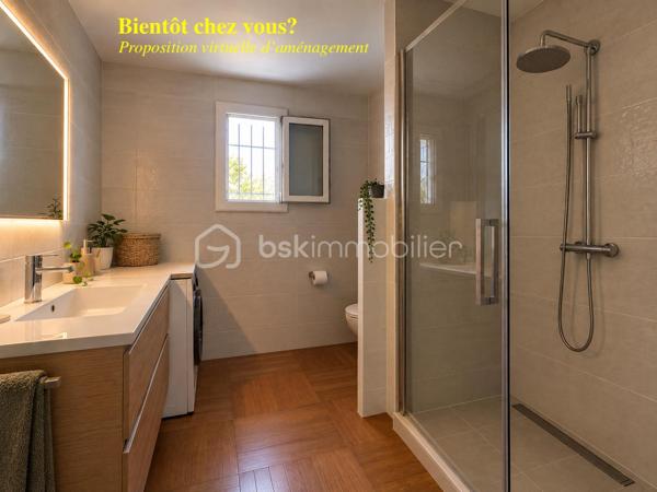 À Morières-lès-Avignon, à proximité immédiate d'Avignon, découvrez cette maison familiale de 127m2 habitables, implantée sur une parcelle de 436 m².

La maison offre des volumes agréables et une distribution adaptée à la vie de famille:
- Au rez-de-chaussée, les espaces de vie s'organisent autour d'un salon et d'une salle à manger ouverts sur l'extérieur, permettant de profiter facilement de la terrasse et du jardin. La  cuisine est indépendante. Une chambre parentale avec salle d'eau privative offre un accès direct au jardin. WC séparés.
- À l'étage, l'espace nuit comprend 3 chambres, ainsi qu'une salle de bains avec WC. Les chambres sont lumineuses, sans vis à vis, et le sol est en parquet bois, apportant chaleur et caractère à l'ensemble.

À l'extérieur, la maison profite d'un jardin arboré, agrémenté notamment d'un bel olivier, et d'une terrasse couverte par un auvent, idéale pour les repas et les moments de détente.

Cette maison a été pensée de manière écologique et économique : fenêtres doubles vitrages, panneaux solaires photovoltaïques avec batterie virtuelle, poêle à bois avec conduits et grilles permettant de chauffer les chambres de l'étage.

La maison est aujourd'hui habitable sans travaux mais présente également un beau potentiel de modernisation : salle de bains et certains éléments de finition pourront être remis au goût du jour selon les envies de ses futurs propriétaires.

Une maison idéale pour qui recherche du calme, de l'espace, un jardin et une vraie vie dedans/dehors à Morières-lès-Avignon. 
N'hésitez pas à contacter Eléonore pour plus d'informations ou pour organiser une visite !

Professionnels de l'immobilier: Si vous accompagnez des personnes en recherche de leur futur nid douillet et pensez que cette maison pourrait leur correspondre, prenez-contact afin de travailler en partenariat inter-agence.

----------------------