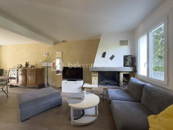 À Morières-lès-Avignon, à proximité immédiate d'Avignon, découvrez cette maison familiale de 127m2 habitables, implantée sur une parcelle de 436 m².

La maison offre des volumes agréables et une distribution adaptée à la vie de famille:
- Au rez-de-chaussée, les espaces de vie s'organisent autour d'un salon et d'une salle à manger ouverts sur l'extérieur, permettant de profiter facilement de la terrasse et du jardin. La  cuisine est indépendante. Une chambre parentale avec salle d'eau privative offre un accès direct au jardin. WC séparés.
- À l'étage, l'espace nuit comprend 3 chambres, ainsi qu'une salle de bains avec WC. Les chambres sont lumineuses, sans vis à vis, et le sol est en parquet bois, apportant chaleur et caractère à l'ensemble.

À l'extérieur, la maison profite d'un jardin arboré, agrémenté notamment d'un bel olivier, et d'une terrasse couverte par un auvent, idéale pour les repas et les moments de détente.

Cette maison a été pensée de manière écologique et économique : fenêtres doubles vitrages, panneaux solaires photovoltaïques avec batterie virtuelle, poêle à bois avec conduits et grilles permettant de chauffer les chambres de l'étage.

La maison est aujourd'hui habitable sans travaux mais présente également un beau potentiel de modernisation : salle de bains et certains éléments de finition pourront être remis au goût du jour selon les envies de ses futurs propriétaires.

Une maison idéale pour qui recherche du calme, de l'espace, un jardin et une vraie vie dedans/dehors à Morières-lès-Avignon. 
N'hésitez pas à contacter Eléonore pour plus d'informations ou pour organiser une visite !

Professionnels de l'immobilier: Si vous accompagnez des personnes en recherche de leur futur nid douillet et pensez que cette maison pourrait leur correspondre, prenez-contact afin de travailler en partenariat inter-agence.

----------------------