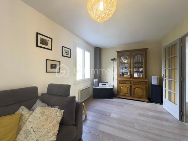 À Morières-lès-Avignon, à proximité immédiate d'Avignon, découvrez cette maison familiale de 127m2 habitables, implantée sur une parcelle de 436 m².

La maison offre des volumes agréables et une distribution adaptée à la vie de famille:
- Au rez-de-chaussée, les espaces de vie s'organisent autour d'un salon et d'une salle à manger ouverts sur l'extérieur, permettant de profiter facilement de la terrasse et du jardin. La  cuisine est indépendante. Une chambre parentale avec salle d'eau privative offre un accès direct au jardin. WC séparés.
- À l'étage, l'espace nuit comprend 3 chambres, ainsi qu'une salle de bains avec WC. Les chambres sont lumineuses, sans vis à vis, et le sol est en parquet bois, apportant chaleur et caractère à l'ensemble.

À l'extérieur, la maison profite d'un jardin arboré, agrémenté notamment d'un bel olivier, et d'une terrasse couverte par un auvent, idéale pour les repas et les moments de détente.

Cette maison a été pensée de manière écologique et économique : fenêtres doubles vitrages, panneaux solaires photovoltaïques avec batterie virtuelle, poêle à bois avec conduits et grilles permettant de chauffer les chambres de l'étage.

La maison est aujourd'hui habitable sans travaux mais présente également un beau potentiel de modernisation : salle de bains et certains éléments de finition pourront être remis au goût du jour selon les envies de ses futurs propriétaires.

Une maison idéale pour qui recherche du calme, de l'espace, un jardin et une vraie vie dedans/dehors à Morières-lès-Avignon. 
N'hésitez pas à contacter Eléonore pour plus d'informations ou pour organiser une visite !

Professionnels de l'immobilier: Si vous accompagnez des personnes en recherche de leur futur nid douillet et pensez que cette maison pourrait leur correspondre, prenez-contact afin de travailler en partenariat inter-agence.

----------------------