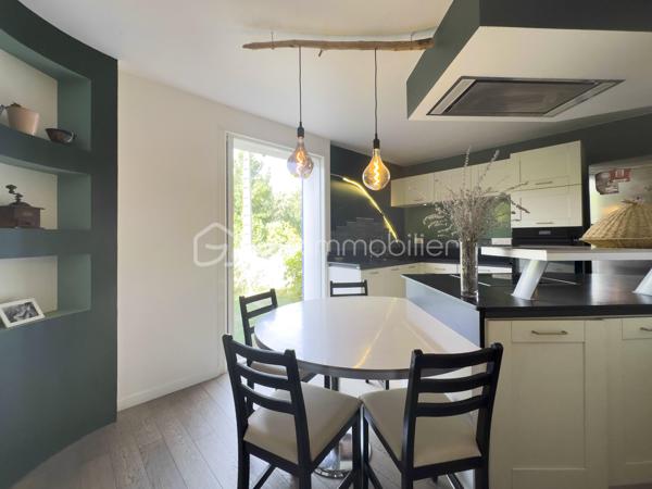 À Morières-lès-Avignon, à proximité immédiate d'Avignon, découvrez cette maison familiale de 127m2 habitables, implantée sur une parcelle de 436 m².

La maison offre des volumes agréables et une distribution adaptée à la vie de famille:
- Au rez-de-chaussée, les espaces de vie s'organisent autour d'un salon et d'une salle à manger ouverts sur l'extérieur, permettant de profiter facilement de la terrasse et du jardin. La  cuisine est indépendante. Une chambre parentale avec salle d'eau privative offre un accès direct au jardin. WC séparés.
- À l'étage, l'espace nuit comprend 3 chambres, ainsi qu'une salle de bains avec WC. Les chambres sont lumineuses, sans vis à vis, et le sol est en parquet bois, apportant chaleur et caractère à l'ensemble.

À l'extérieur, la maison profite d'un jardin arboré, agrémenté notamment d'un bel olivier, et d'une terrasse couverte par un auvent, idéale pour les repas et les moments de détente.

Cette maison a été pensée de manière écologique et économique : fenêtres doubles vitrages, panneaux solaires photovoltaïques avec batterie virtuelle, poêle à bois avec conduits et grilles permettant de chauffer les chambres de l'étage.

La maison est aujourd'hui habitable sans travaux mais présente également un beau potentiel de modernisation : salle de bains et certains éléments de finition pourront être remis au goût du jour selon les envies de ses futurs propriétaires.

Une maison idéale pour qui recherche du calme, de l'espace, un jardin et une vraie vie dedans/dehors à Morières-lès-Avignon. 
N'hésitez pas à contacter Eléonore pour plus d'informations ou pour organiser une visite !

Professionnels de l'immobilier: Si vous accompagnez des personnes en recherche de leur futur nid douillet et pensez que cette maison pourrait leur correspondre, prenez-contact afin de travailler en partenariat inter-agence.

----------------------