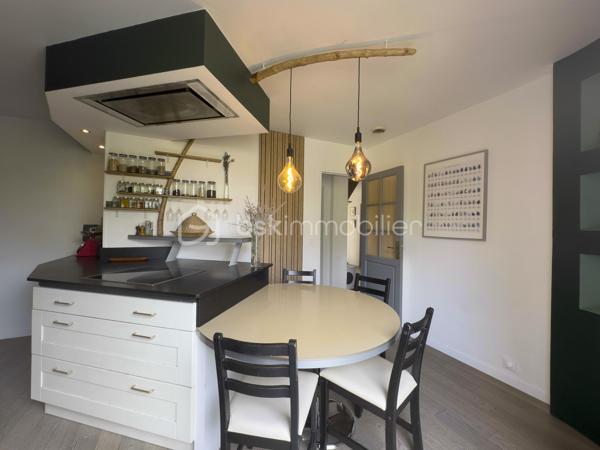 À Morières-lès-Avignon, à proximité immédiate d'Avignon, découvrez cette maison familiale de 127m2 habitables, implantée sur une parcelle de 436 m².

La maison offre des volumes agréables et une distribution adaptée à la vie de famille:
- Au rez-de-chaussée, les espaces de vie s'organisent autour d'un salon et d'une salle à manger ouverts sur l'extérieur, permettant de profiter facilement de la terrasse et du jardin. La  cuisine est indépendante. Une chambre parentale avec salle d'eau privative offre un accès direct au jardin. WC séparés.
- À l'étage, l'espace nuit comprend 3 chambres, ainsi qu'une salle de bains avec WC. Les chambres sont lumineuses, sans vis à vis, et le sol est en parquet bois, apportant chaleur et caractère à l'ensemble.

À l'extérieur, la maison profite d'un jardin arboré, agrémenté notamment d'un bel olivier, et d'une terrasse couverte par un auvent, idéale pour les repas et les moments de détente.

Cette maison a été pensée de manière écologique et économique : fenêtres doubles vitrages, panneaux solaires photovoltaïques avec batterie virtuelle, poêle à bois avec conduits et grilles permettant de chauffer les chambres de l'étage.

La maison est aujourd'hui habitable sans travaux mais présente également un beau potentiel de modernisation : salle de bains et certains éléments de finition pourront être remis au goût du jour selon les envies de ses futurs propriétaires.

Une maison idéale pour qui recherche du calme, de l'espace, un jardin et une vraie vie dedans/dehors à Morières-lès-Avignon. 
N'hésitez pas à contacter Eléonore pour plus d'informations ou pour organiser une visite !

Professionnels de l'immobilier: Si vous accompagnez des personnes en recherche de leur futur nid douillet et pensez que cette maison pourrait leur correspondre, prenez-contact afin de travailler en partenariat inter-agence.

----------------------
