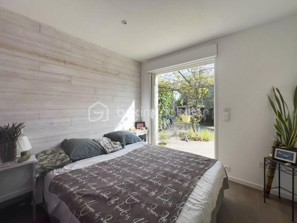 À Morières-lès-Avignon, à proximité immédiate d'Avignon, découvrez cette maison familiale de 127m2 habitables, implantée sur une parcelle de 436 m².

La maison offre des volumes agréables et une distribution adaptée à la vie de famille:
- Au rez-de-chaussée, les espaces de vie s'organisent autour d'un salon et d'une salle à manger ouverts sur l'extérieur, permettant de profiter facilement de la terrasse et du jardin. La  cuisine est indépendante. Une chambre parentale avec salle d'eau privative offre un accès direct au jardin. WC séparés.
- À l'étage, l'espace nuit comprend 3 chambres, ainsi qu'une salle de bains avec WC. Les chambres sont lumineuses, sans vis à vis, et le sol est en parquet bois, apportant chaleur et caractère à l'ensemble.

À l'extérieur, la maison profite d'un jardin arboré, agrémenté notamment d'un bel olivier, et d'une terrasse couverte par un auvent, idéale pour les repas et les moments de détente.

Cette maison a été pensée de manière écologique et économique : fenêtres doubles vitrages, panneaux solaires photovoltaïques avec batterie virtuelle, poêle à bois avec conduits et grilles permettant de chauffer les chambres de l'étage.

La maison est aujourd'hui habitable sans travaux mais présente également un beau potentiel de modernisation : salle de bains et certains éléments de finition pourront être remis au goût du jour selon les envies de ses futurs propriétaires.

Une maison idéale pour qui recherche du calme, de l'espace, un jardin et une vraie vie dedans/dehors à Morières-lès-Avignon. 
N'hésitez pas à contacter Eléonore pour plus d'informations ou pour organiser une visite !

Professionnels de l'immobilier: Si vous accompagnez des personnes en recherche de leur futur nid douillet et pensez que cette maison pourrait leur correspondre, prenez-contact afin de travailler en partenariat inter-agence.

----------------------
