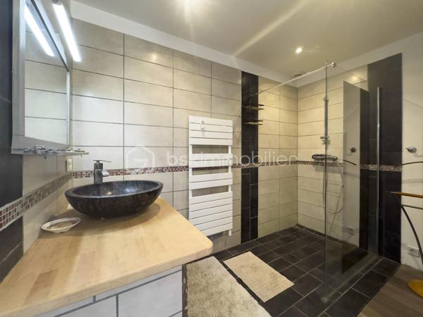 À Morières-lès-Avignon, à proximité immédiate d'Avignon, découvrez cette maison familiale de 127m2 habitables, implantée sur une parcelle de 436 m².

La maison offre des volumes agréables et une distribution adaptée à la vie de famille:
- Au rez-de-chaussée, les espaces de vie s'organisent autour d'un salon et d'une salle à manger ouverts sur l'extérieur, permettant de profiter facilement de la terrasse et du jardin. La  cuisine est indépendante. Une chambre parentale avec salle d'eau privative offre un accès direct au jardin. WC séparés.
- À l'étage, l'espace nuit comprend 3 chambres, ainsi qu'une salle de bains avec WC. Les chambres sont lumineuses, sans vis à vis, et le sol est en parquet bois, apportant chaleur et caractère à l'ensemble.

À l'extérieur, la maison profite d'un jardin arboré, agrémenté notamment d'un bel olivier, et d'une terrasse couverte par un auvent, idéale pour les repas et les moments de détente.

Cette maison a été pensée de manière écologique et économique : fenêtres doubles vitrages, panneaux solaires photovoltaïques avec batterie virtuelle, poêle à bois avec conduits et grilles permettant de chauffer les chambres de l'étage.

La maison est aujourd'hui habitable sans travaux mais présente également un beau potentiel de modernisation : salle de bains et certains éléments de finition pourront être remis au goût du jour selon les envies de ses futurs propriétaires.

Une maison idéale pour qui recherche du calme, de l'espace, un jardin et une vraie vie dedans/dehors à Morières-lès-Avignon. 
N'hésitez pas à contacter Eléonore pour plus d'informations ou pour organiser une visite !

Professionnels de l'immobilier: Si vous accompagnez des personnes en recherche de leur futur nid douillet et pensez que cette maison pourrait leur correspondre, prenez-contact afin de travailler en partenariat inter-agence.

----------------------