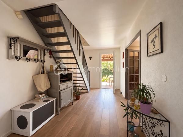 À Morières-lès-Avignon, à proximité immédiate d'Avignon, découvrez cette maison familiale de 127m2 habitables, implantée sur une parcelle de 436 m².

La maison offre des volumes agréables et une distribution adaptée à la vie de famille:
- Au rez-de-chaussée, les espaces de vie s'organisent autour d'un salon et d'une salle à manger ouverts sur l'extérieur, permettant de profiter facilement de la terrasse et du jardin. La  cuisine est indépendante. Une chambre parentale avec salle d'eau privative offre un accès direct au jardin. WC séparés.
- À l'étage, l'espace nuit comprend 3 chambres, ainsi qu'une salle de bains avec WC. Les chambres sont lumineuses, sans vis à vis, et le sol est en parquet bois, apportant chaleur et caractère à l'ensemble.

À l'extérieur, la maison profite d'un jardin arboré, agrémenté notamment d'un bel olivier, et d'une terrasse couverte par un auvent, idéale pour les repas et les moments de détente.

Cette maison a été pensée de manière écologique et économique : fenêtres doubles vitrages, panneaux solaires photovoltaïques avec batterie virtuelle, poêle à bois avec conduits et grilles permettant de chauffer les chambres de l'étage.

La maison est aujourd'hui habitable sans travaux mais présente également un beau potentiel de modernisation : salle de bains et certains éléments de finition pourront être remis au goût du jour selon les envies de ses futurs propriétaires.

Une maison idéale pour qui recherche du calme, de l'espace, un jardin et une vraie vie dedans/dehors à Morières-lès-Avignon. 
N'hésitez pas à contacter Eléonore pour plus d'informations ou pour organiser une visite !

Professionnels de l'immobilier: Si vous accompagnez des personnes en recherche de leur futur nid douillet et pensez que cette maison pourrait leur correspondre, prenez-contact afin de travailler en partenariat inter-agence.

----------------------