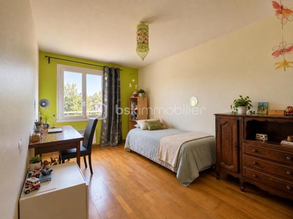 À Morières-lès-Avignon, à proximité immédiate d'Avignon, découvrez cette maison familiale de 127m2 habitables, implantée sur une parcelle de 436 m².

La maison offre des volumes agréables et une distribution adaptée à la vie de famille:
- Au rez-de-chaussée, les espaces de vie s'organisent autour d'un salon et d'une salle à manger ouverts sur l'extérieur, permettant de profiter facilement de la terrasse et du jardin. La  cuisine est indépendante. Une chambre parentale avec salle d'eau privative offre un accès direct au jardin. WC séparés.
- À l'étage, l'espace nuit comprend 3 chambres, ainsi qu'une salle de bains avec WC. Les chambres sont lumineuses, sans vis à vis, et le sol est en parquet bois, apportant chaleur et caractère à l'ensemble.

À l'extérieur, la maison profite d'un jardin arboré, agrémenté notamment d'un bel olivier, et d'une terrasse couverte par un auvent, idéale pour les repas et les moments de détente.

Cette maison a été pensée de manière écologique et économique : fenêtres doubles vitrages, panneaux solaires photovoltaïques avec batterie virtuelle, poêle à bois avec conduits et grilles permettant de chauffer les chambres de l'étage.

La maison est aujourd'hui habitable sans travaux mais présente également un beau potentiel de modernisation : salle de bains et certains éléments de finition pourront être remis au goût du jour selon les envies de ses futurs propriétaires.

Une maison idéale pour qui recherche du calme, de l'espace, un jardin et une vraie vie dedans/dehors à Morières-lès-Avignon. 
N'hésitez pas à contacter Eléonore pour plus d'informations ou pour organiser une visite !

Professionnels de l'immobilier: Si vous accompagnez des personnes en recherche de leur futur nid douillet et pensez que cette maison pourrait leur correspondre, prenez-contact afin de travailler en partenariat inter-agence.

----------------------