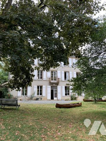 CENTRE-VILLE : belle propriété d'environ 400m² avec son parc arboré.